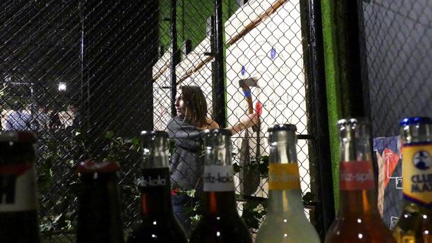 La terapia contra el estrés que ofrece un bar de Bruselas: lanzar hachas mientras se bebe cerveza