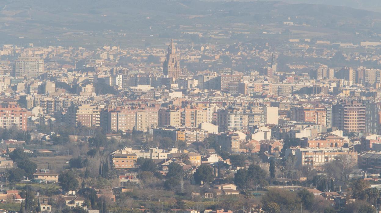 Vista de la ciudad de Murcia con la catedral al fondo, esta mañana a primera hora donde se puede apreciar la contaminación atmosférica