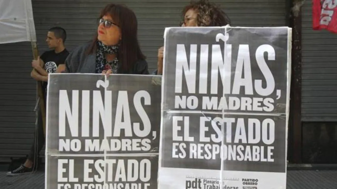 Dos mujeres sostienen carteles durante una protesta junto a decenas de personas este lunes en Buenos Aires (Argentina), para pedir que se aplique la interrupción legal del embarazo (ILE) a una niña de 11 años