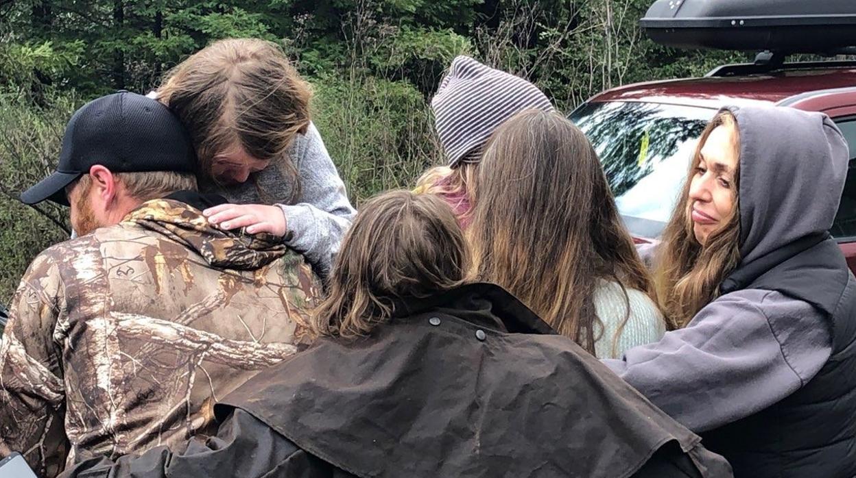 Imagen del reencuentro de las hermanas Leia y Caroline con su familia