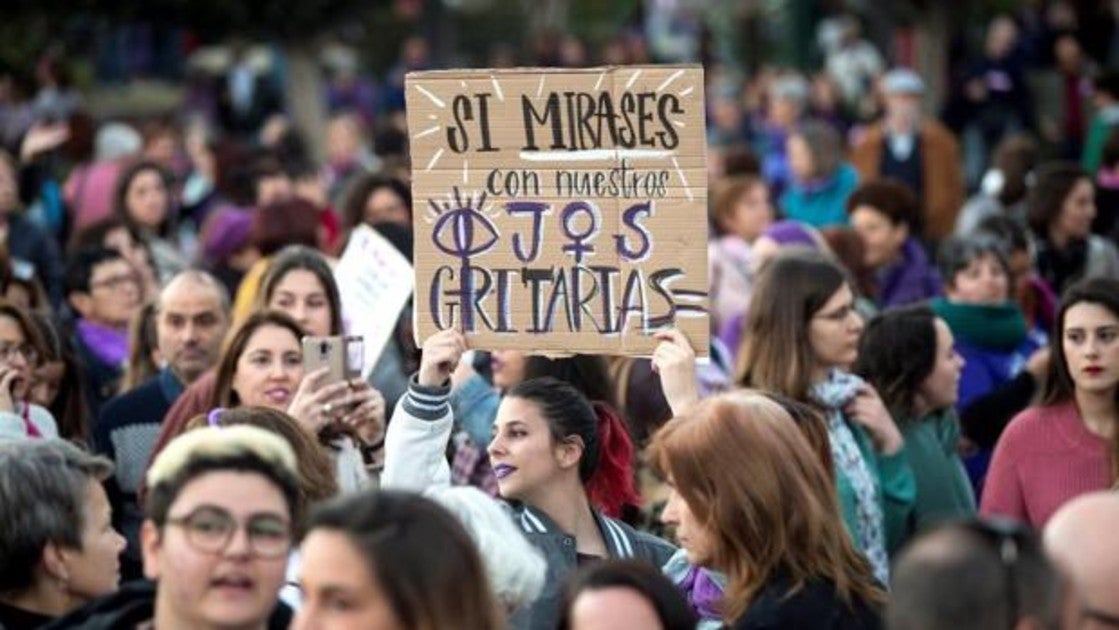 Una mujer muestra una pancarta durante la manifestación en Málaga por la huelga convocada para este 8 de marzo