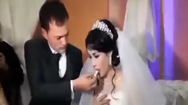 Un novio abofetea a su novia el día de su boda después de que esta le gastara una broma