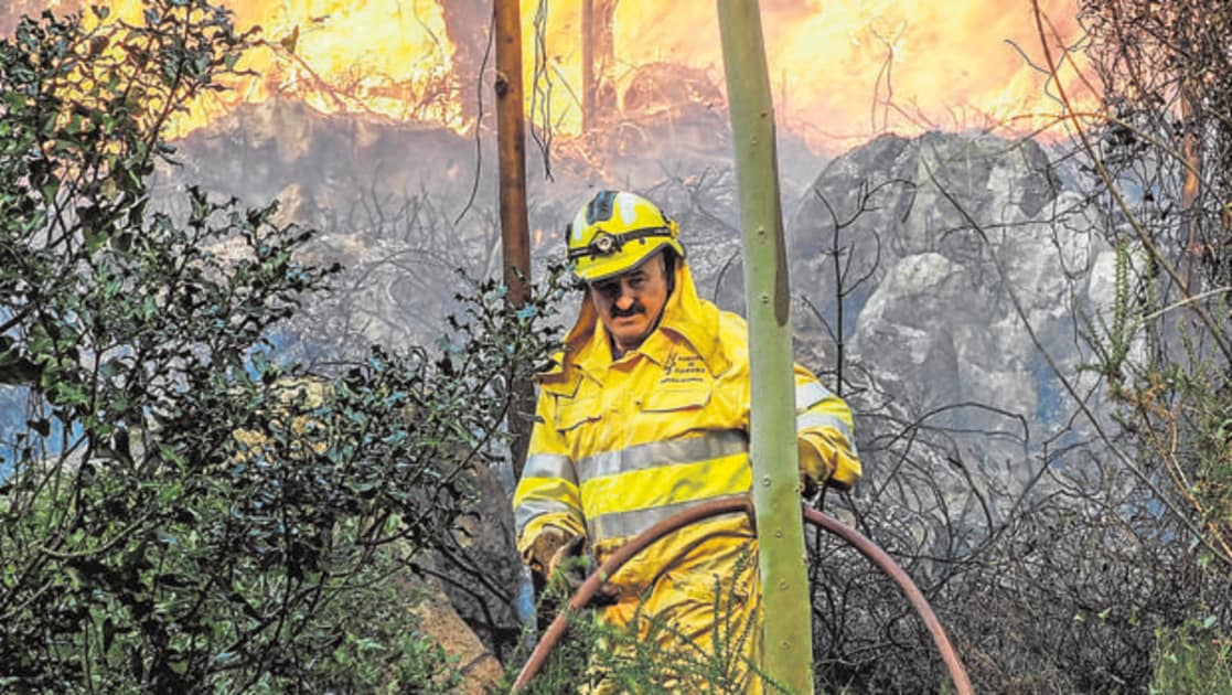 Un bombero lucha contra el fuego en Mazcuerras (Cantabria)