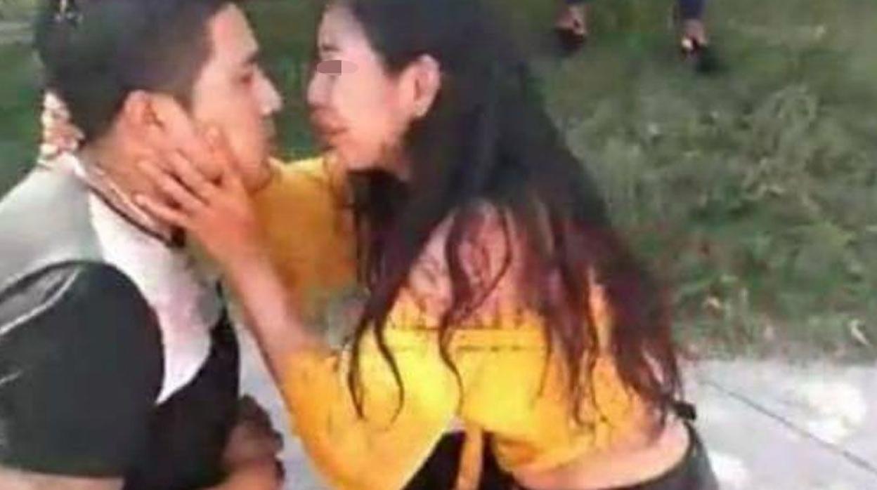 Una joven apuñala a su novio y luego llora para pedirle perdón