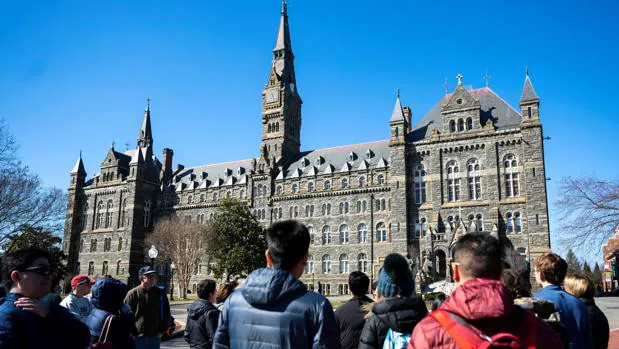 El escándalo de los sobornos para la admisión de  alumnos resquebraja el sistema universitario de EE.UU.