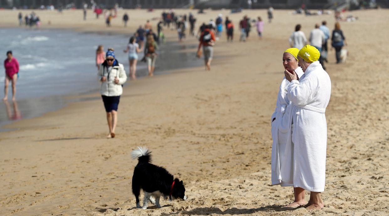 Donostiarras y visitantes disfrutan este sábado de un día soleado en la playa de la Concha de San Sebastián