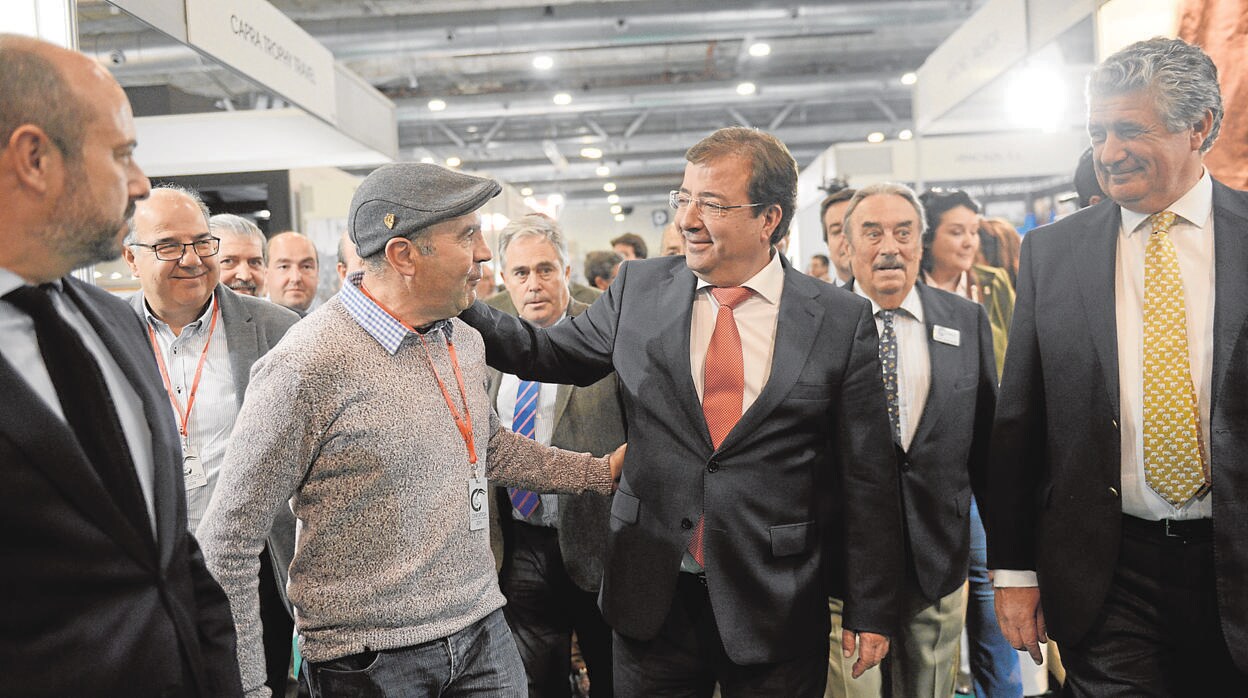 Guillermo Fernández Vara saluda a un cazador en el recinto de la feria Cinegética 2019 en Ifema (Madrid)