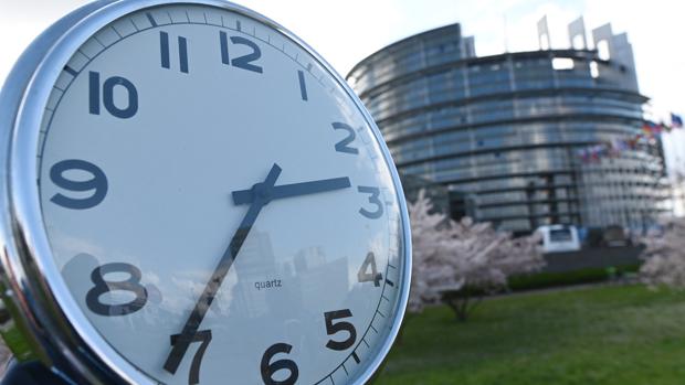 El Parlamento europeo respalda acabar con el cambio de hora en 2021