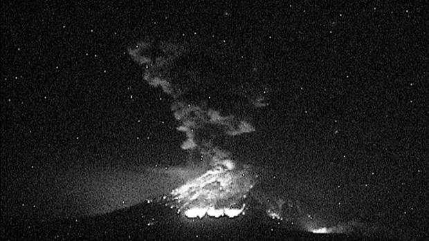 El volcán Popocatépetl emite una columna de ceniza de tres kilómetros de altura