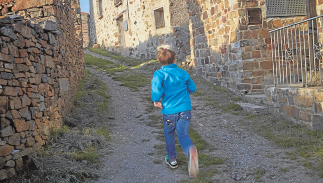 Un niño corre por Pueblo de Sámago, en las Tierras Altas de Soria, sin habitantes desde 1979