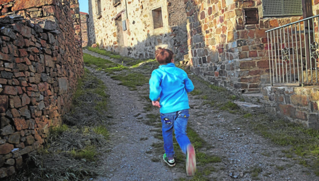 Un niño corre por Pueblo de Sámago, en las Tierras Altas de Soria, sin habitantes desde 1979