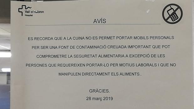 El hospital Vall d’Hebron de Barcelona prohíbe usar el móvil en la cocina «por riesgo de contaminación»