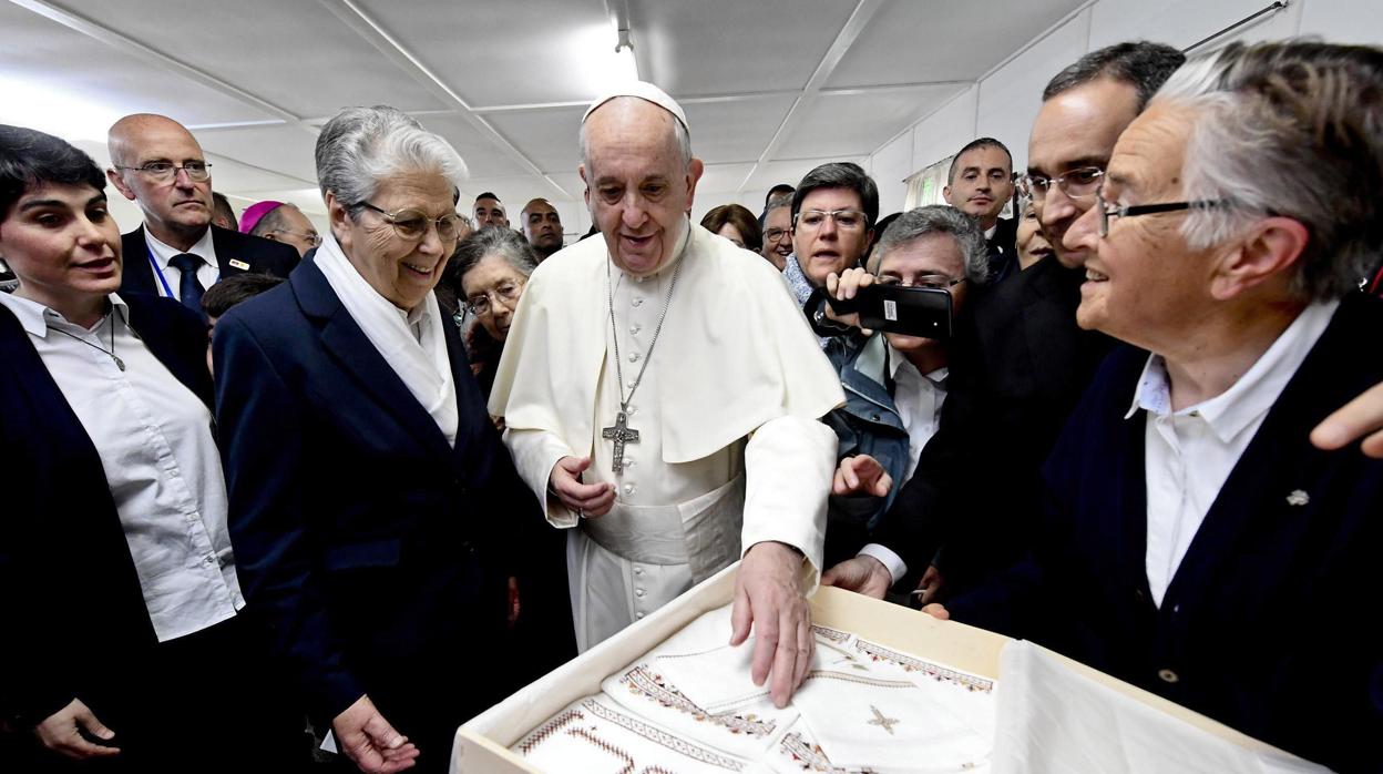 El Papa Francisco durante su visita en Temara