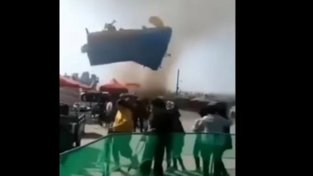 Vídeo: un tornado se lleva un castillo hinchable y mata a dos niños en China