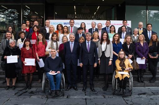 Foto de familia de todos los beneficiarios de la Fundación Mutua Madrileña junto a su presidente, Ignacio Garralda