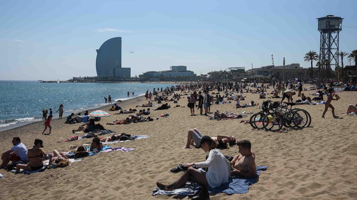 Imagen de archivo de la playa de Barcelona en Semana Santa