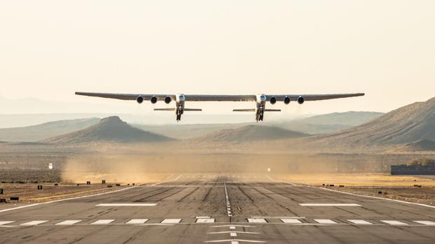 Un avión del tamaño de un campo de fútbol realiza su primer vuelo