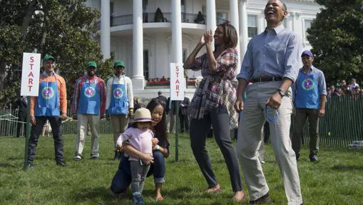 El expresidente Obama y la ex primera dama Michelle Obama durante un «Easter Egg Roll» en 2014