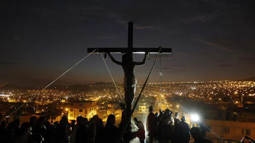 Un actor representa la crucifixión de Jesucristo durante la Semana Santa en Perú