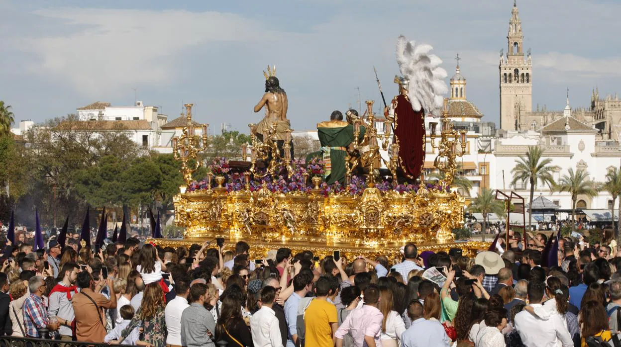 Imagen de la salida de un paso el Domingo de Ramos, en Sevilla