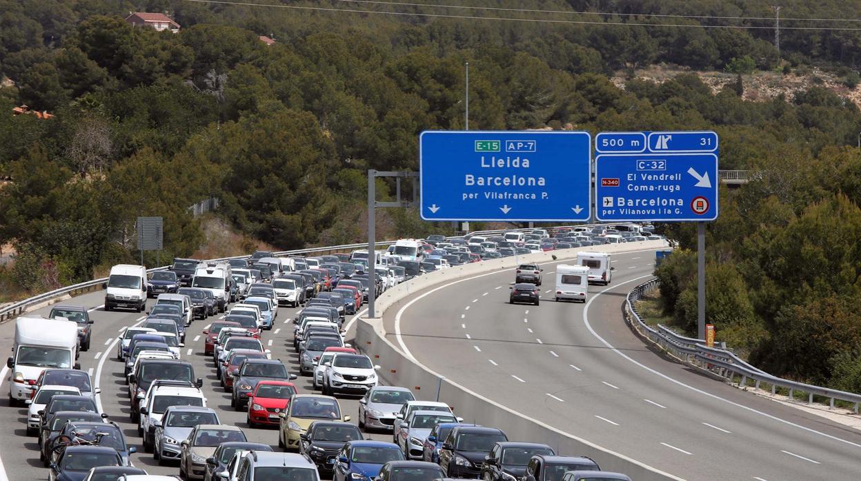 Pasado 19 de abril: colas kilométricas en la AP-7 en sentido sur a causa de un accidente en la autopista a su paso por La Pobla de Montornes, en la operación salida de Semana Santa