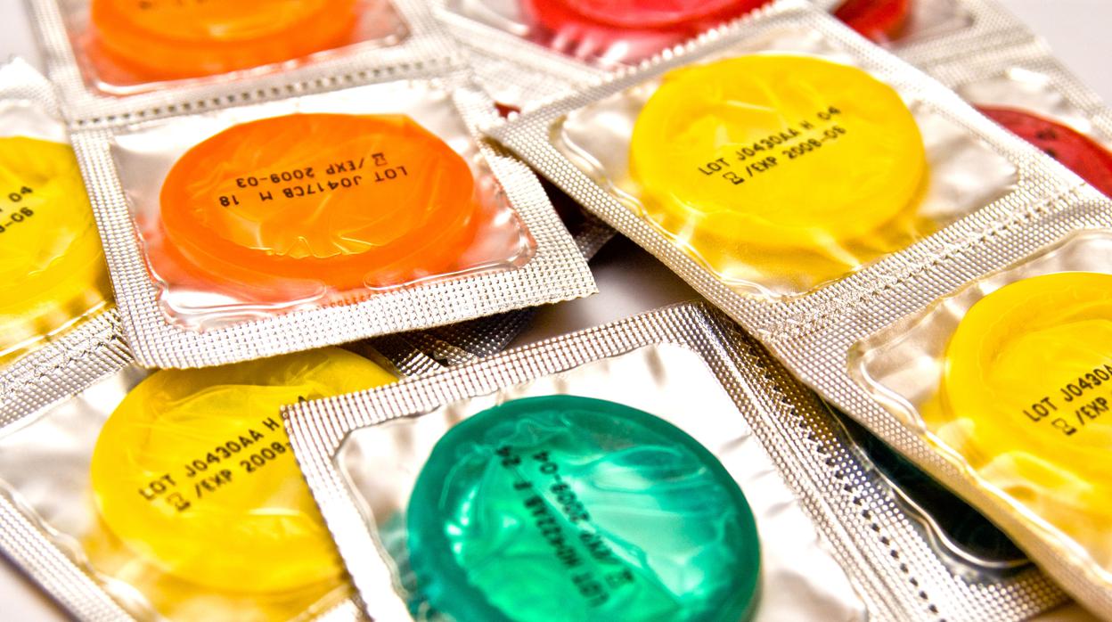 Imagen de archivo de varios preservativos