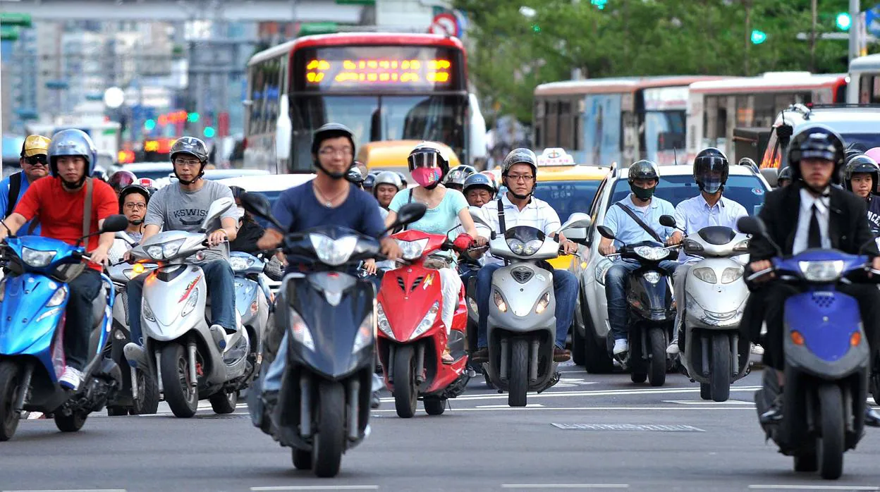 Una imagen de Taipei, cuyos ciudadanos se desplazan masivamente en moto