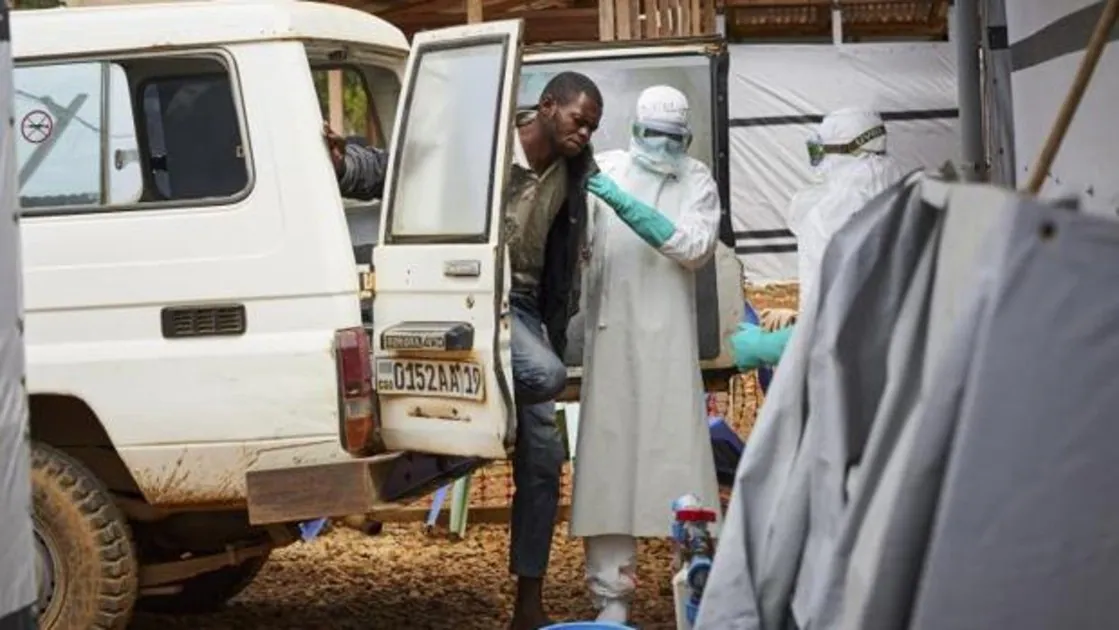 Personal sanitario traslada a un enfermo de ébola a un centro hospitalario en Beni (RDC)