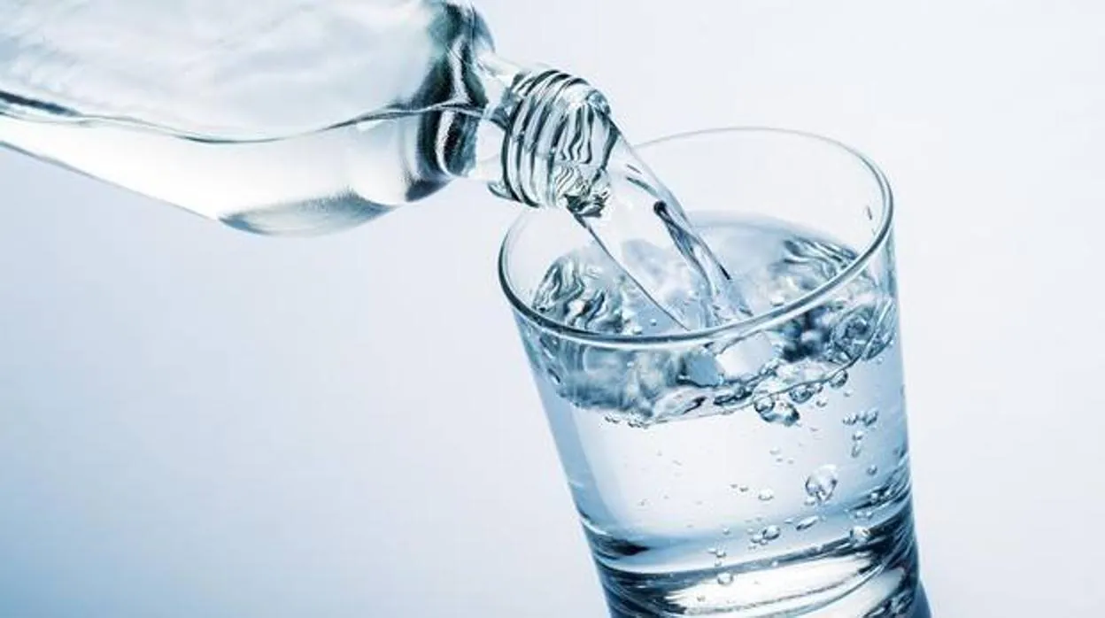 Los especialistas recomiendan beber agua de manera moderada y a temperatura ambiente