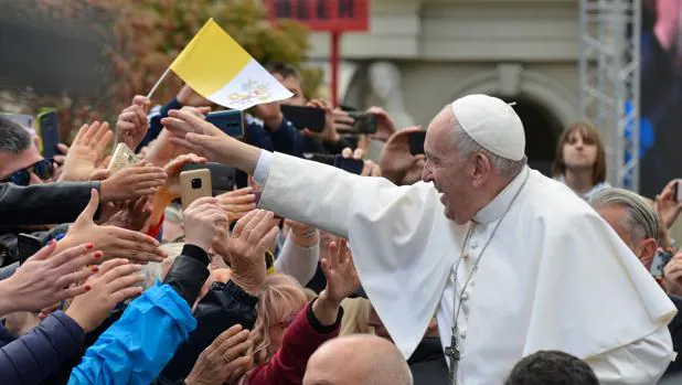 El Papa rinde homenaje a la «caridad radical» de Madre Teresa en Skopje, su ciudad natal