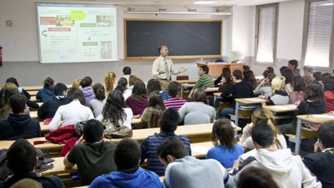 Los catedráticos podrán acceder a la universidad por la vía laboral, al margen de la funcionarial