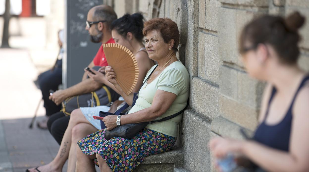 Una mujer se refresca con su abanico