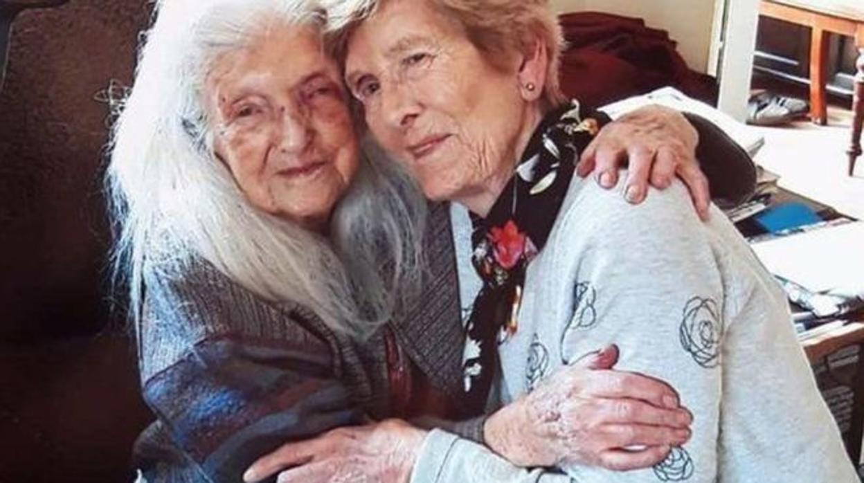 Eileen Macken, junto a su madre, de 103 años