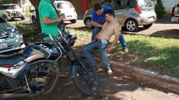 Un estudiante de medicina se arranca los ojos con sus propias manos en plena calle tras romper con su novia