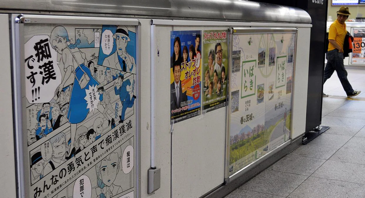 Cartel situado en una estación de tren del oeste de Tokio (Japón) en el que se especifica que «el acoso sexual es un delito»
