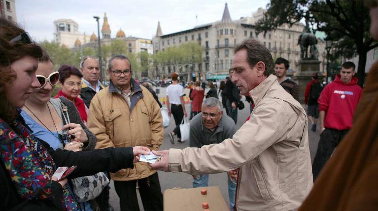 Trileros en el centro de Barcelona