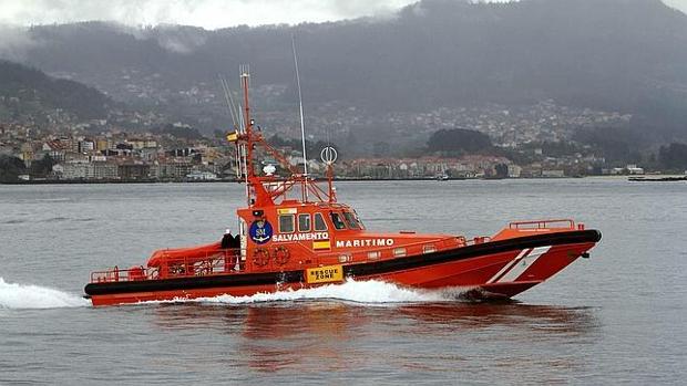 Activado el plan por contaminación de aguas marinas debido al incendio de un buque en Palma