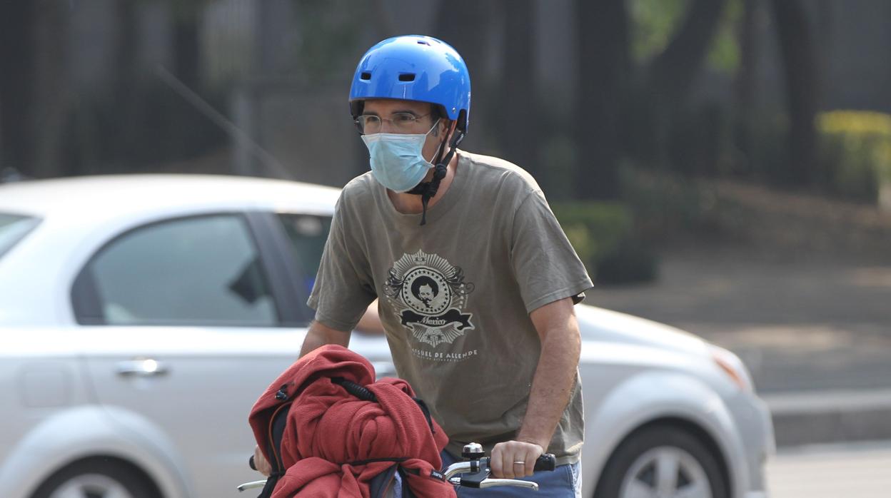 Un hombre cubre su rostro con tapabocas por la contaminación de este miércoles, en Ciudad de México