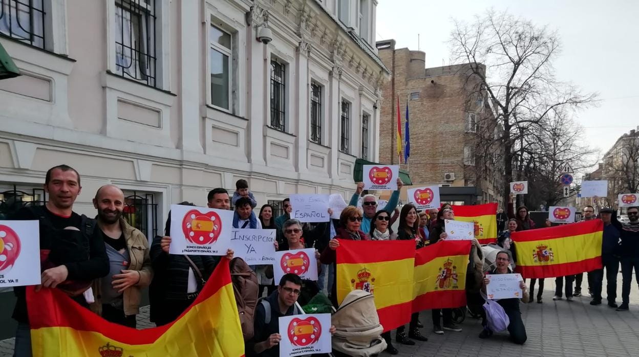 Una de las protestas de las familias frente al consulado de España en Kiev