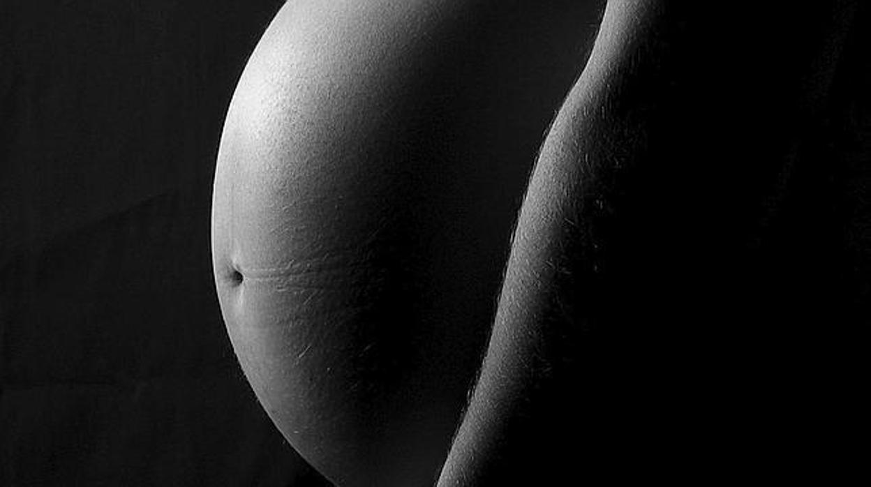 Barriga de una mujer embarazada