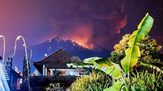 El volcán Agung entra en erupción en Bali y obliga a cancelar decenas de vuelos a Indonesia