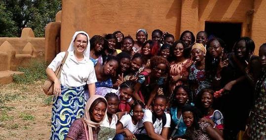 Ana, junto a sus alumnas en Malí