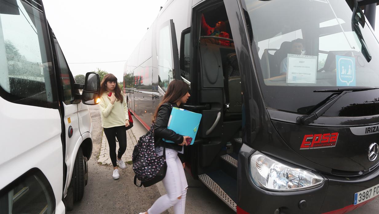 El autobús ha volcado a las 8.01 horas. Imagen de archivo de una ruta de transporte escolar