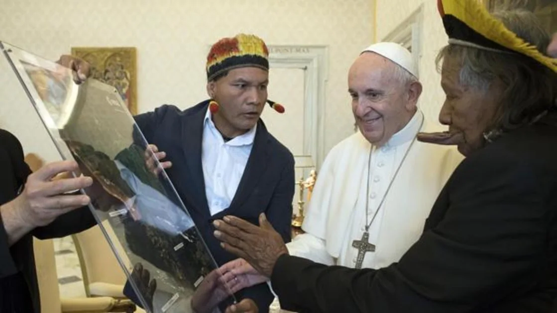 El Papa Francisco recibe al jefe de la tribu brasileña Kayapo, Raoni Metuktire