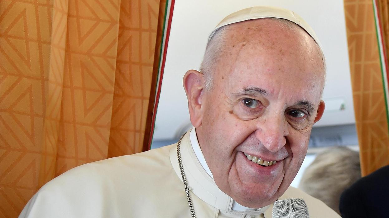 El Papa Francisco, durante el vuelo