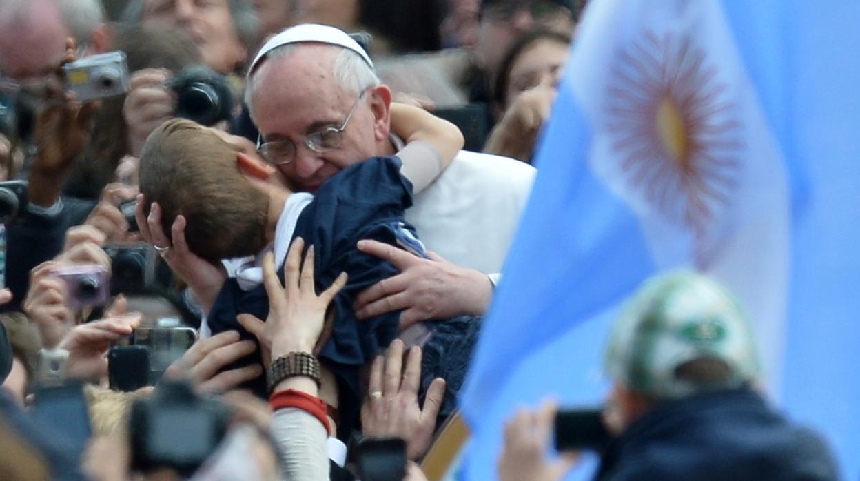 El Papa besa a Dominic Gondreau, un niño gravemente enfermo tras la misa del Domingo de Resurección en 2013