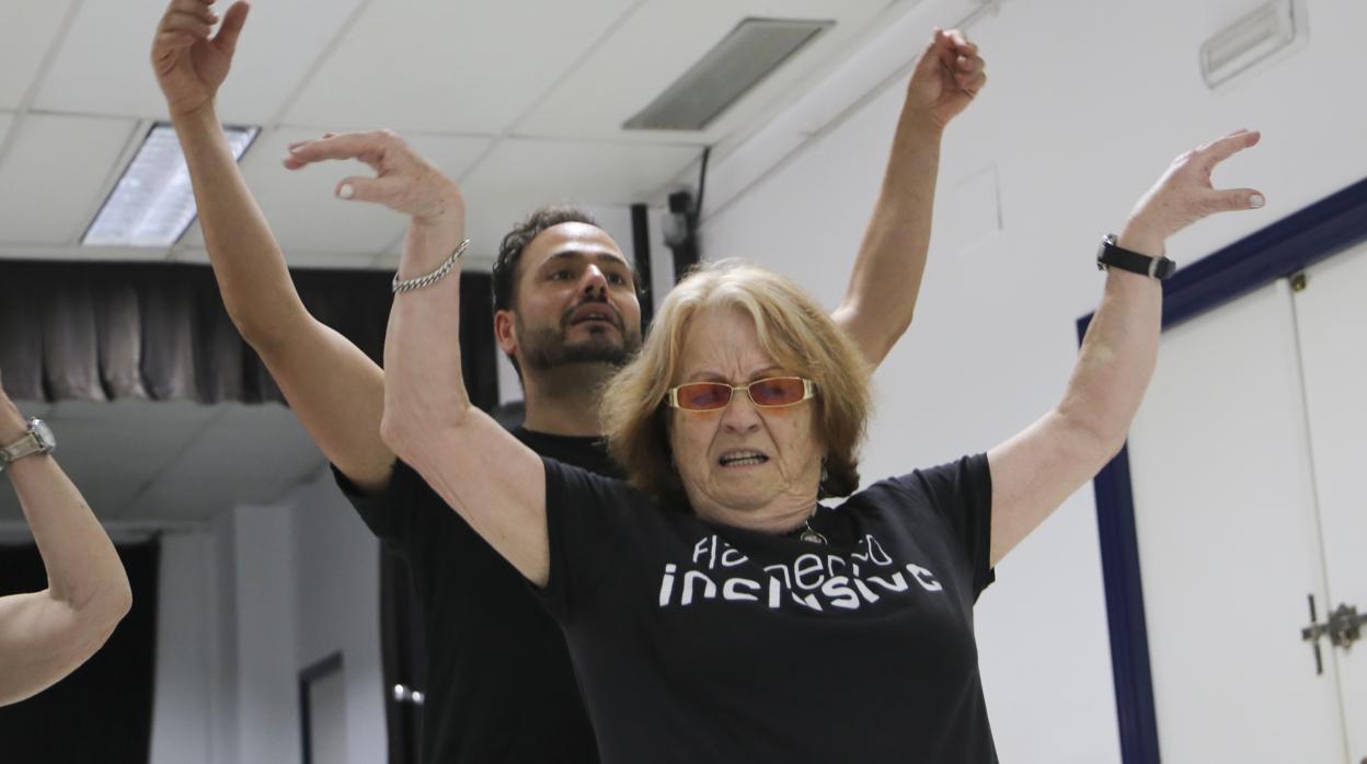 José Galán y Pepi durante sus clases de flamenco en el centro cívico San Julián