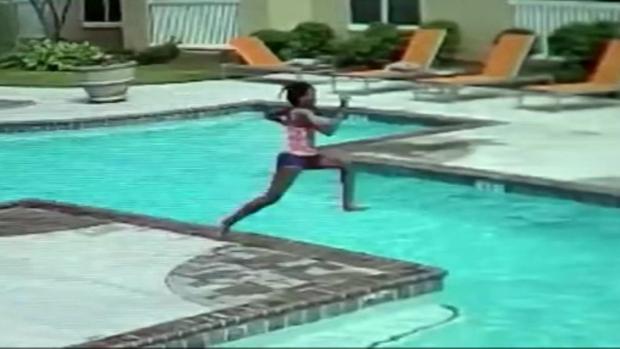 Una niña salva a su hermana pequeña de morir ahogada en una piscina