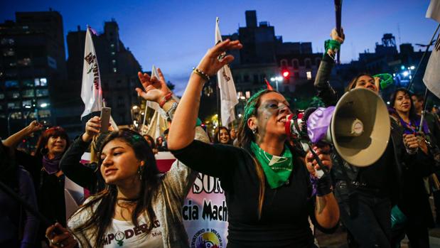 Miles de mujeres protestan en Argentina contra la violencia machista