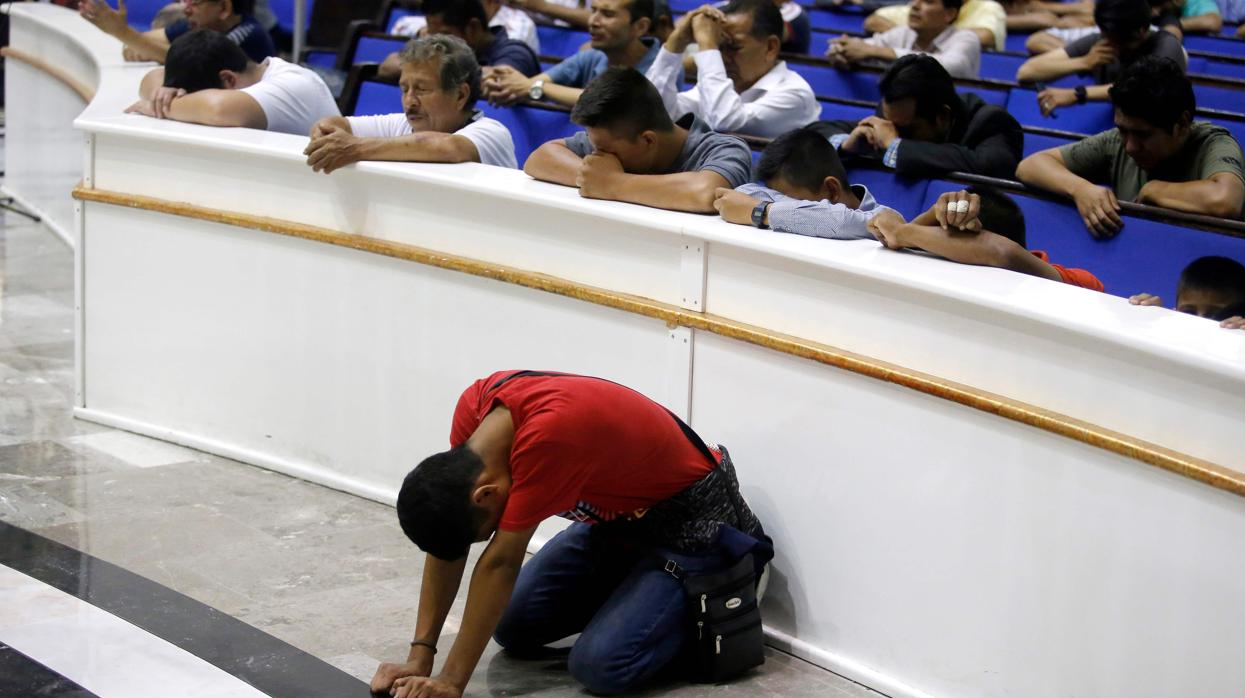 Miembros de la iglesia evangélica mexicana La Luz del Mundo rezan por su líder tras su detención